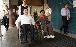 落實騎樓整平計畫  市長坐輪椅親身體驗