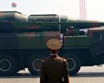 2012年4月13日，朝鲜发射长程火箭，结果不到两分钟即爆炸坠毁。图为是大浦洞导弹出现在阅兵中。(PEDRO UGARTE/AFP/Getty Images)介
