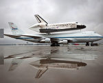 美国航天飞机“发现号”，退役前在波音747客机驮运下，进行最后一次航行。摄于2012年4月17日(BILL INGALLS/AFP)