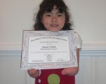收养自中国的7岁华裔女童安妮‧克拉克（Annie Clark）近日赢得英文书法奖。（图 片由安妮的母亲Mary Ellen Clark女士提供）