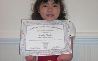 賓州7歲華裔無掌女童 勇奪英文書法獎