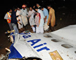 2012年04月21日，博雅航空公司(Bhoja Air) 一架波音737客機在巴基斯坦伊斯蘭堡國際機場附近墜毀，機上127人全部遇難。圖為巴基斯坦士兵和救援人員搜索客機碎片。（AAMIR QURESHI/AFP/Getty Images）