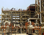 中國是伊朗最大的出口目的地與第二大的進口品來源，伊朗生產的石油有80%銷往中國。圖為伊朗南部港口城鎮阿薩魯耶（Asaluyeh）一座煉油廠一角。（AFP）