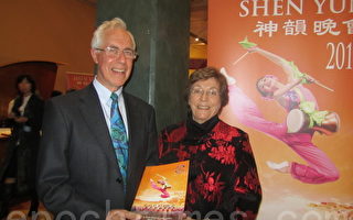 全球性慈善機構Initiatives of Change新西蘭分部秘書長Peter Wood先生和太太觀看神韻演出後，讚歎不已！（攝影：張莉莉/大紀元）