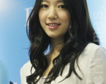 朴信惠4月19日在某品牌賣場進行宣傳活動，給粉絲們簽名並接受了採訪。(圖/4HIM娛樂提供)