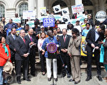 4月24日，部分纽约州及市议会议员和工会组织成员在市政厅前举行集会，表示将继续阻止沃尔玛进入纽约市。（摄影：杜国辉/大纪元）