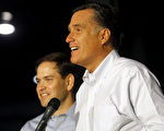 共和党总统候选人罗姆尼与佛罗里达州共和党参议员马可•卢比奥在宾夕法尼亚州初选前的竞选活动中。（Jessica Kourkounis/Getty Images)
