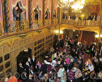 4月26日晚，俄亥俄州哥伦布市各界观众慕名神韵而来，在俄亥俄剧院（Ohio Theater）观赏了一场美妙的演出。(摄影：李明希/大纪元)