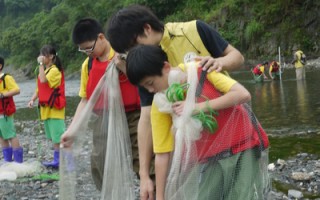 志工老師正在教導同學如使用手拋網。（攝影:謝月琴  /  大紀元）