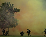 哥伦比亚特种部队进行军事演习。摄于2012年4月23日(EITAN ABRAMOVICH/AFP)
