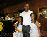 哥倫布市一家財務金融管理學校業務總監Ibrahim Sixay先生和兩個女兒（攝影：李明希/大紀元）