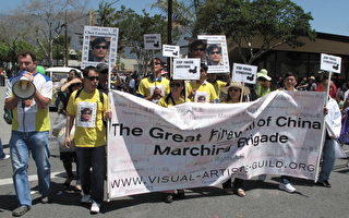声援陈光诚的队伍现身4月28日洛杉矶帕萨迪纳市举行的Doo Dah游行。（摄影：刘菲/大纪元）