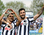 尤文图斯获胜两功臣武西尼奇（右）和比达尔庆祝进球。（Claudio Villa/Getty Images）