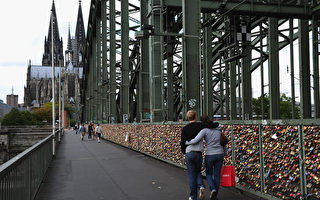 莱茵铁桥情锁见证永恒爱情