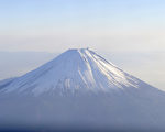 日本教育部研究小组称，日本最高峰富士山正下方很可能存在活断层，有可能引发强达7级的地震。（TOSHIFUMI KITAMURA / AFP）