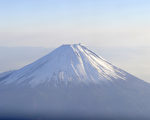 日本教育部研究小組稱,日本最高峰富士山正下方很可能存在活斷層,有可能引發強達7級的地震。(TOSHIFUMI KITAMURA / AFP)