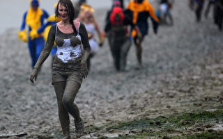 組圖：英國泥地賽跑　一身泥巴也開心
