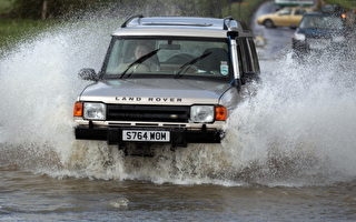 英国多处洪水威胁 一男子被淹死
