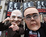英國的示威者戴上默多克父子的面具諷刺他們 (Oli Scarff/Getty Images)