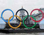 图为英国在今年2月28日，于伦敦泰晤仕河上树立的巨型奥林匹克五环标志。（AFP）