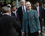 美国国务卿克林顿（Hillary Clinton）(中)5月2日抵达北京，准备出席第四轮中美战略与经济对话的谈话。并于上午通过电话与大陆失明维权人士陈光诚进行谈话。(SHANNON STAPLETON/AFP)