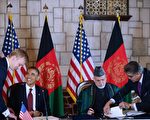 美国总统奥巴马(左2)周二出人意外地访问阿富汗，与阿富汗总统卡尔扎(右2)签署战略伙伴协议。该协议概述了一旦美国领导的国际部队在2014年撤退后两国之间的合作事宜。(Mandel NGAN/AFP)