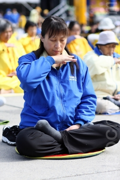 多倫多法輪功學員集體煉功,慶祝世界法輪大法日。(攝影:孫泰利/大紀元) 多倫多法輪功學員集體煉功,慶祝世界法輪大法日。(攝影:孫泰利/大紀元)