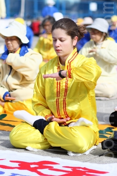 多倫多法輪功學員集體煉功,慶祝世界法輪大法日。(攝影:孫泰利/大紀元) 多倫多法輪功學員集體煉功,慶祝世界法輪大法日。(攝影:孫泰利/大紀元)