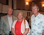 原公司董事長Paul Nolan先生，5月5日晚上，他攜太太Judith及朋友Jerry觀賞了神韻在聖彼得堡市的最後一場演出。（攝影：李諾恆/大紀元）