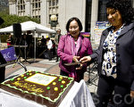 市長關麗珍和市府經理桑塔納（Deanna Santana）在市府前小川廣場上切大蛋糕，與市民共度歡樂時光。（攝影：馬有志／大紀元）