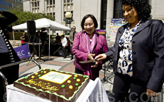 奥克兰建市160周年庆 关丽珍切大蛋糕