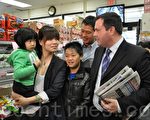 5月6日，联邦公民、移民及多元文化部长康尼到访金牛城超市，与引发修订法的店主陈旺共同庆祝。图为康尼与陈旺夫妇和他们的两个孩子在一起。（摄影：高云林/大纪元）