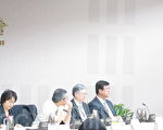 国家通讯传播委员会（NCC）7日针对旺中并购案举行第二次公听会，邀请旺旺中时集团总裁蔡衍明出席（右一），左一为NCC主委苏蘅。（摄影：锺元 / 大纪元）