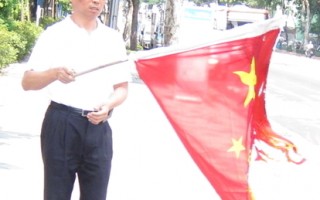 湖北省長訪台 受害台商抗議燒五星旗