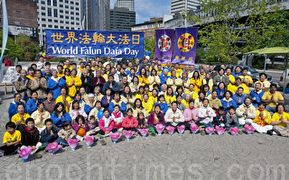 5月6日波士顿百多名法轮功学员聚集在华埠公园，欢庆世界法轮大法日和法轮大法洪传20周年。(摄影﹕徐明/大纪元)