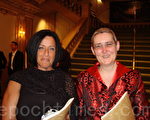 Maryann Cain（右）是Comcast公司UNIX系统管理的经理，与好友Katrina Krause一起观看了神韵演出。（摄影：潘美玲/大纪元）