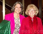 教会教区总监Mary Wisniewski女士（右）和教区总裁秘书Lucy Guerrero女士（左）观赏了神韵演出后沉浸于神韵的纯美之中。（摄影：靳巧松/大纪元）