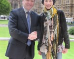 Karen莫文蔚与奥组委主席－莫伊尼汉先生合照，背后是著名的西敏寺。(图/环球音乐提供)