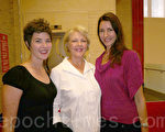 Sandra Bryson 女士（中）和她的两个女儿Gail Janzow（左）和Gretchen Janzow（右）认为神韵演出是一台杰出的制作。（摄影：于欣然/大纪元）