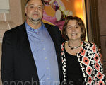 財務顧問Barbara Morse 和從ＤＣ趕來的弟弟Rick White一起來看神韻晚會（攝影：肖捷/大紀元）