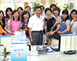 洽公民眾和市公所員工 平鎮市長送康乃馨
