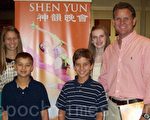 前保健公司老板迈克‧诺里斯先生与孩子一同观看神韵演出。他说：“神韵所展现中国传统文化的内涵，对人们有正面的启发性。”（摄影：靳巧松/大纪元）