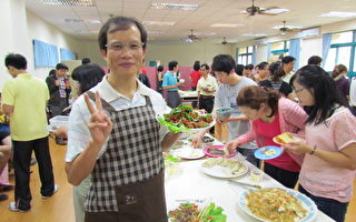 花師教育學院代理院長張德勝教授穿上圍裙為辛勞媽媽們準備豐盛的午餐。（攝影: 陳玫均  /  大紀元）