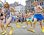 荷兰阿姆斯特丹，民众参与在阿姆斯特丹达姆广场的蛙鞋赛跑比赛。摄于2012年5月9日(ADE JOHNSON / AFP)