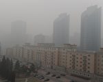 《亚特兰大月刊》中国特派员法罗斯近日刊文描述自己在上海及北京的经历。他担心两个城市的严重污染会对他及家人造成长期的健康问题。他说，北京大多数时间的空气质量被归类为“很不健康”或“有危险”，建议家有儿童的家庭最好别在北京待太久。图为今年一月的北京。（MARK RALSTON/AFP/Getty Images）