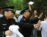 近日，中菲有關南海黃巖島的問題被大陸媒體高調報導，引起了大陸民眾的質疑。圖為，北京警察拘留在菲律賓駐北京大使館外抗議的民眾。(MARK RALSTON/AFP/GettyImages)