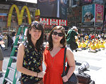 Shelby和Rachel是来自Pennsylvania的大学生，她们在5月12日上午有幸看到了法轮大法学员在时代广场的功法展示，都同时表示法轮功功法非常平静祥和、让人身心放松。（摄影﹕金海燕∕大纪元）