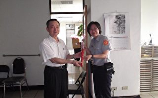 高雄楠梓分局長李憲偉（左）致贈康乃馨給分局女性員警。（楠梓分局提供）