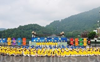 来自台湾中区的法轮大法学员，2012年5月13日在南投县日月潭集结庆祝“513世界法轮大法日”。（摄影：李家翔/大纪元）