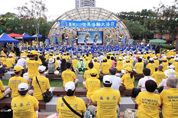 慶祝5月13日世界法輪大法日,台北法輪大法弟子在士林官邸舉辦一系列藝文活動。圖為天國樂團表演。(攝影:林伯東/大紀元) 慶祝5月13日世界法輪大法日,台北法輪大法弟子在士林官邸舉辦一系列藝文活動。圖為天國樂團表演。(攝影:林伯東/大紀元)